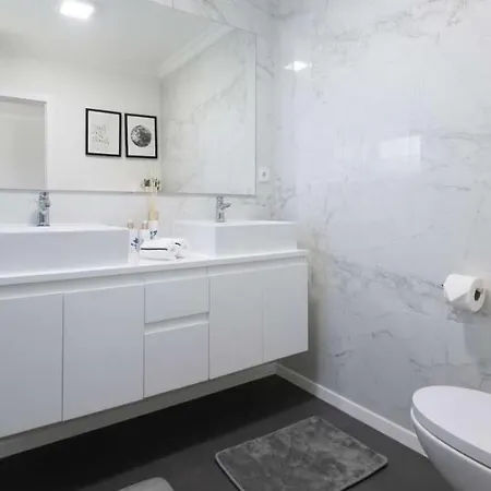 Immaculate Fully-equipped Two-bedroom In With An Amazing Panoramic View! * Lisboa